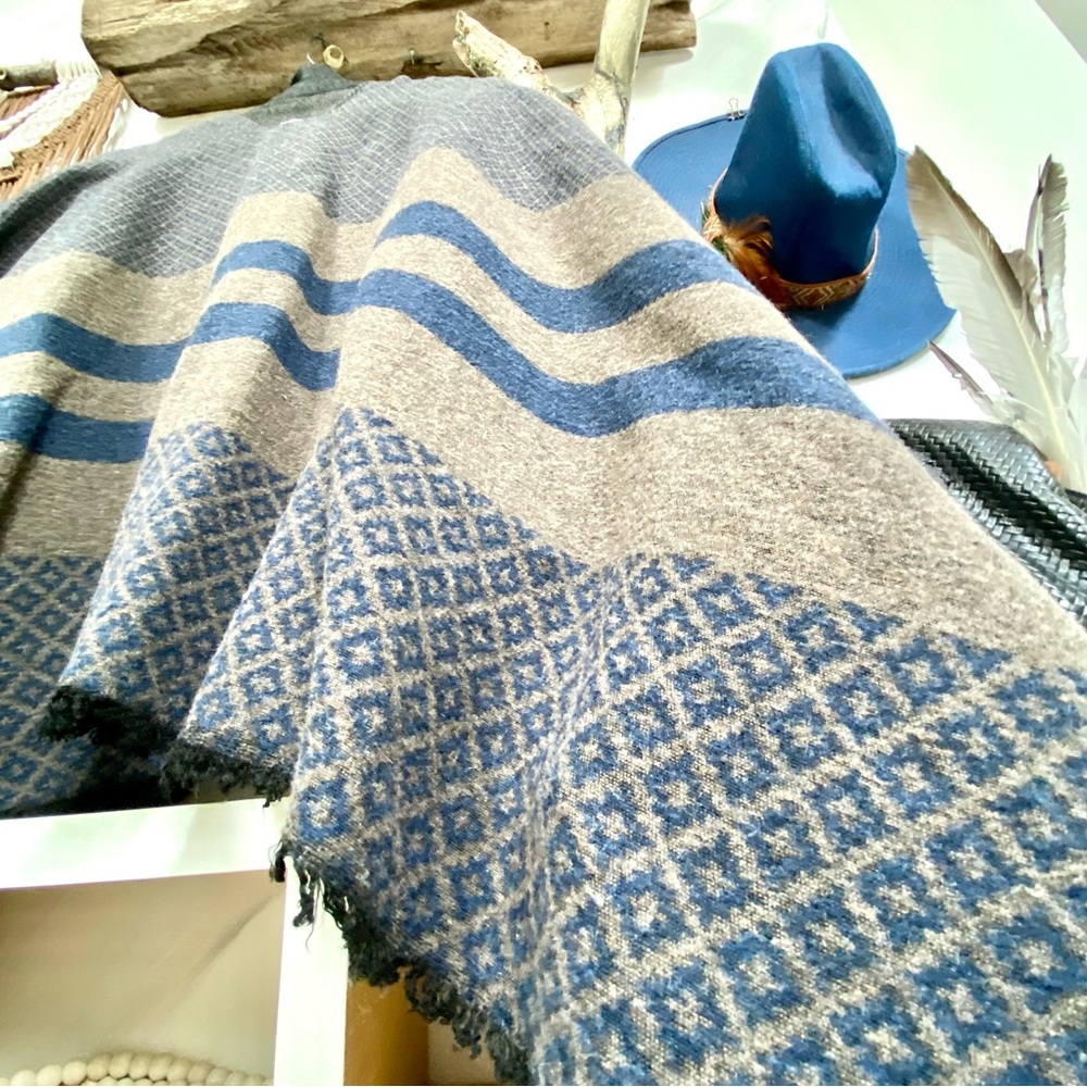 Made in Italy Wool Reversible boho cape/body wrap w western cottage core vibe - Picture 5 of 10